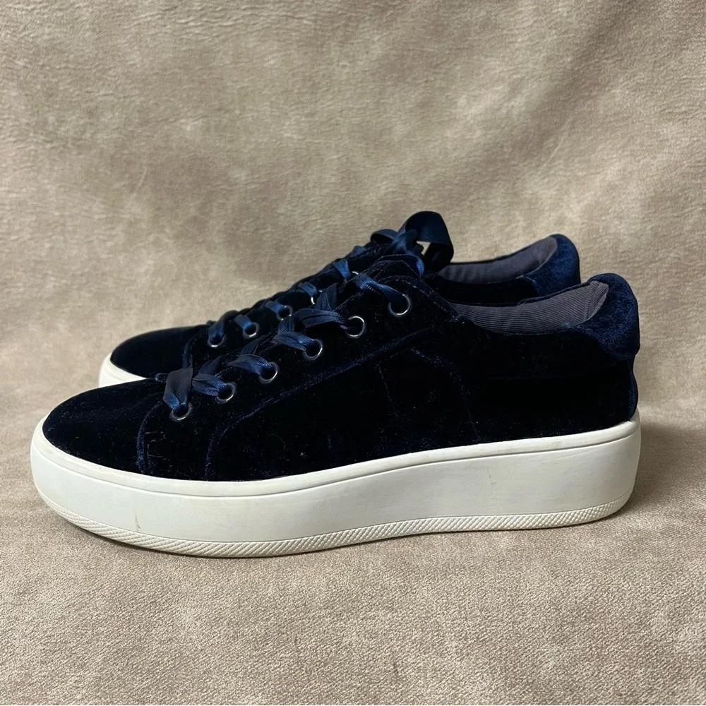 Steve Madden Blue Velvet Satin Snickers Sz 6